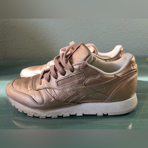 Reebok Classic Leather Melted Metal
Pearl/Rose Gold Metallic Sneakers - Picture 5 of 15
